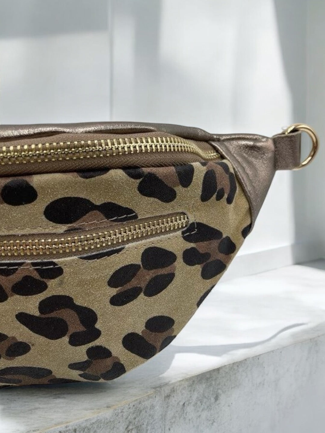 Sac banane croûte de cuir léopard beige et cuir bronze