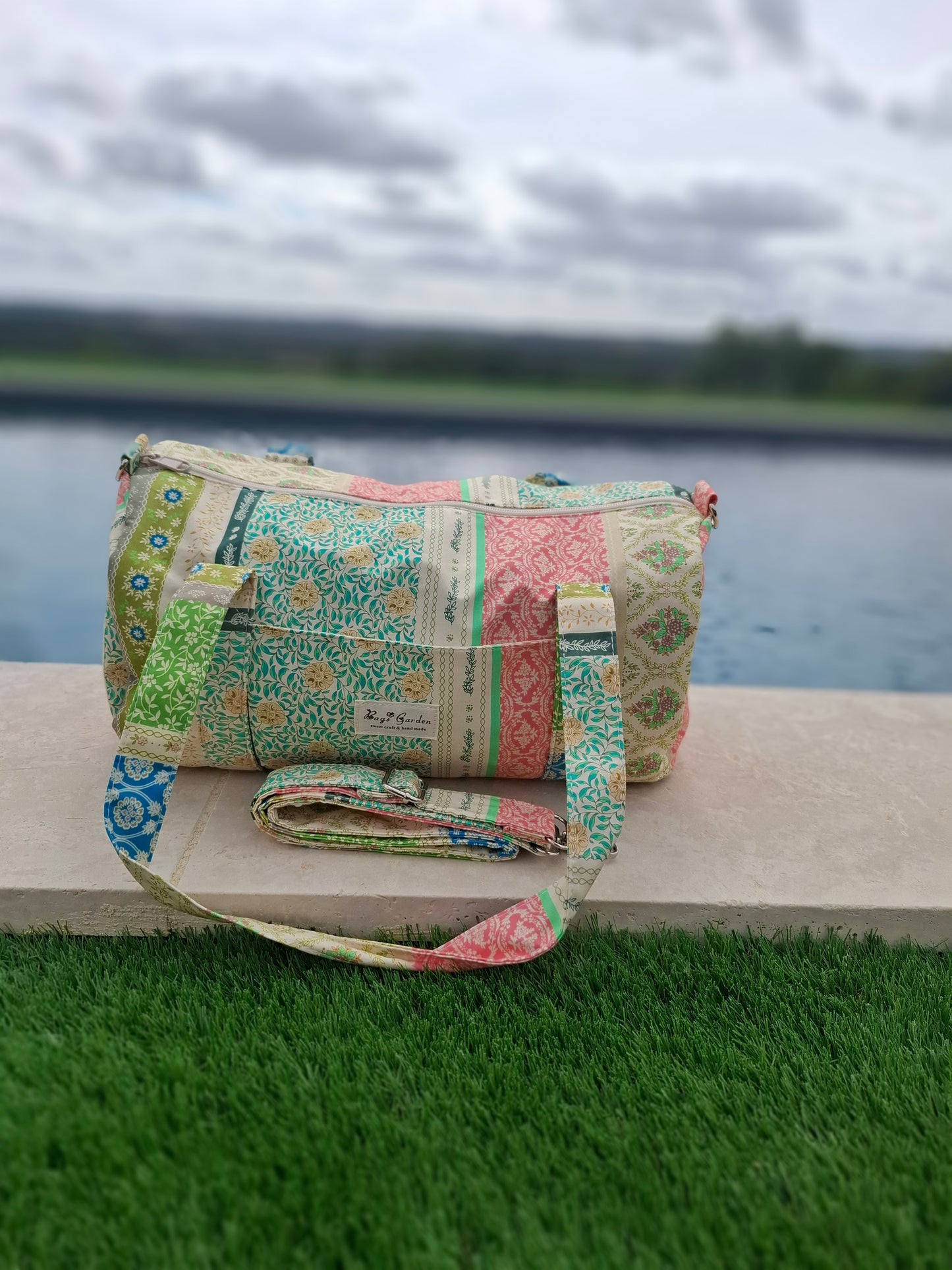 Sac polochon en tissu coton motifs patchwork multicolores imprimés floraux et géométriques vert beige bleu