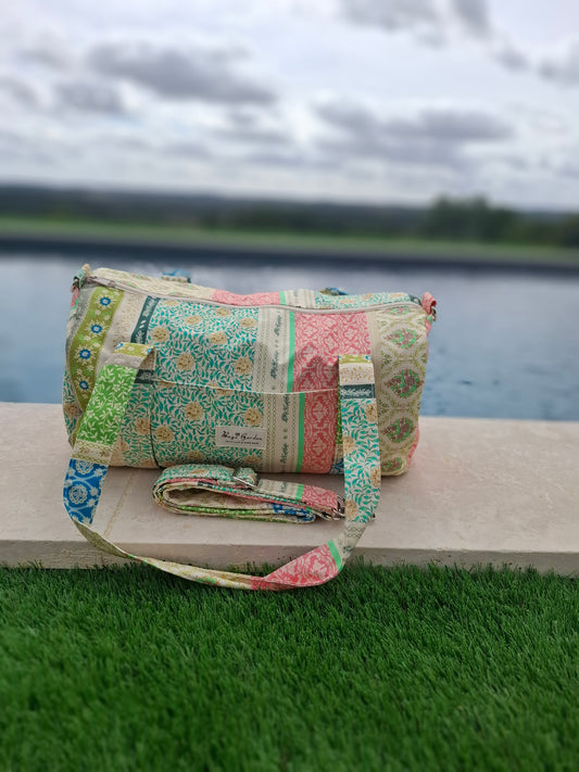 Sac polochon en tissu coton motifs patchwork multicolores imprimés floraux et géométriques vert beige bleu