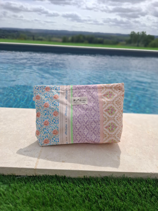 Trousse en tissu imperméabilisé motifs patchwork fleuri avec des motifs géométriques orange rose bleu