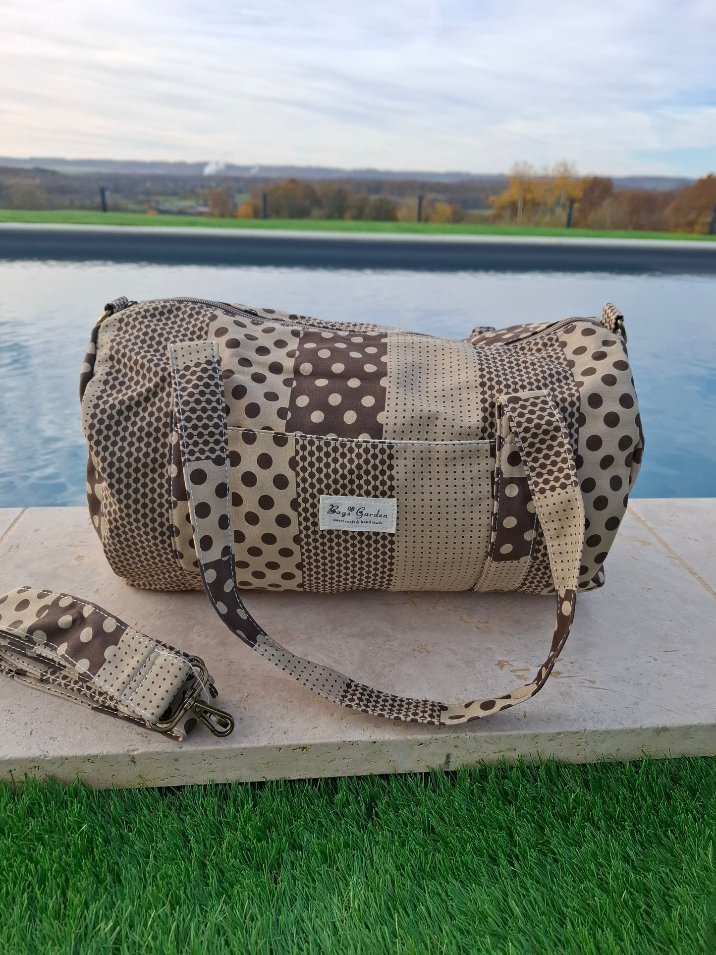 Sac polochon week end de voyage en tissu coton patchwork motifs à pois marron et taupe