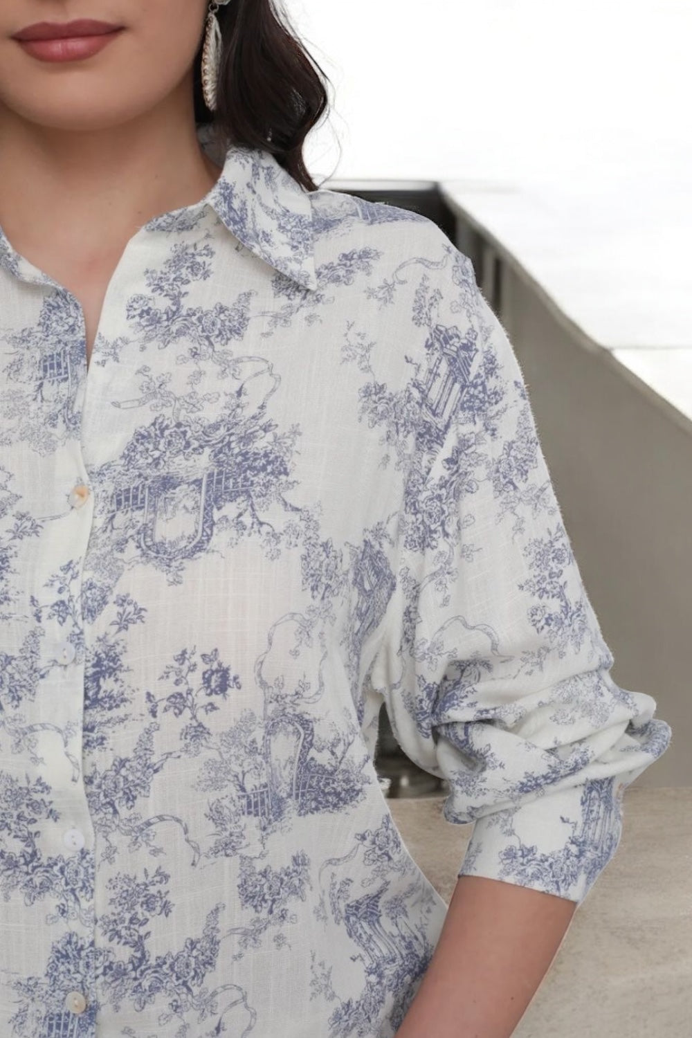Chemise coton manches longues blanche avec motifs bleu marine