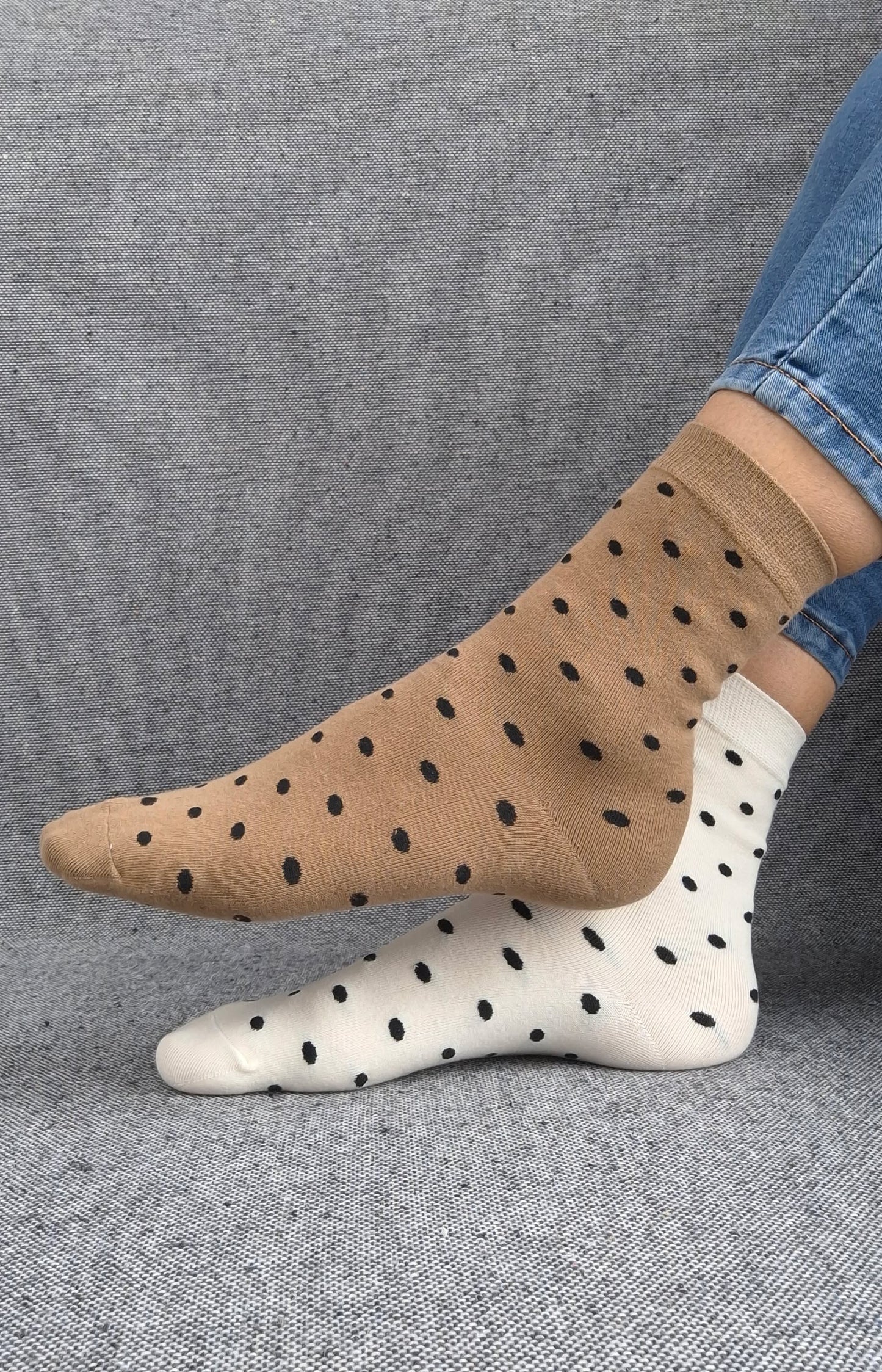 Paire de chaussettes marrons en coton à motifs pois noirs