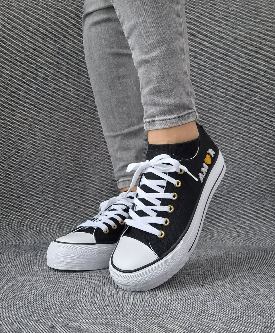 Chaussures baskets basses en toile noir avec inscription “Amor” style converse