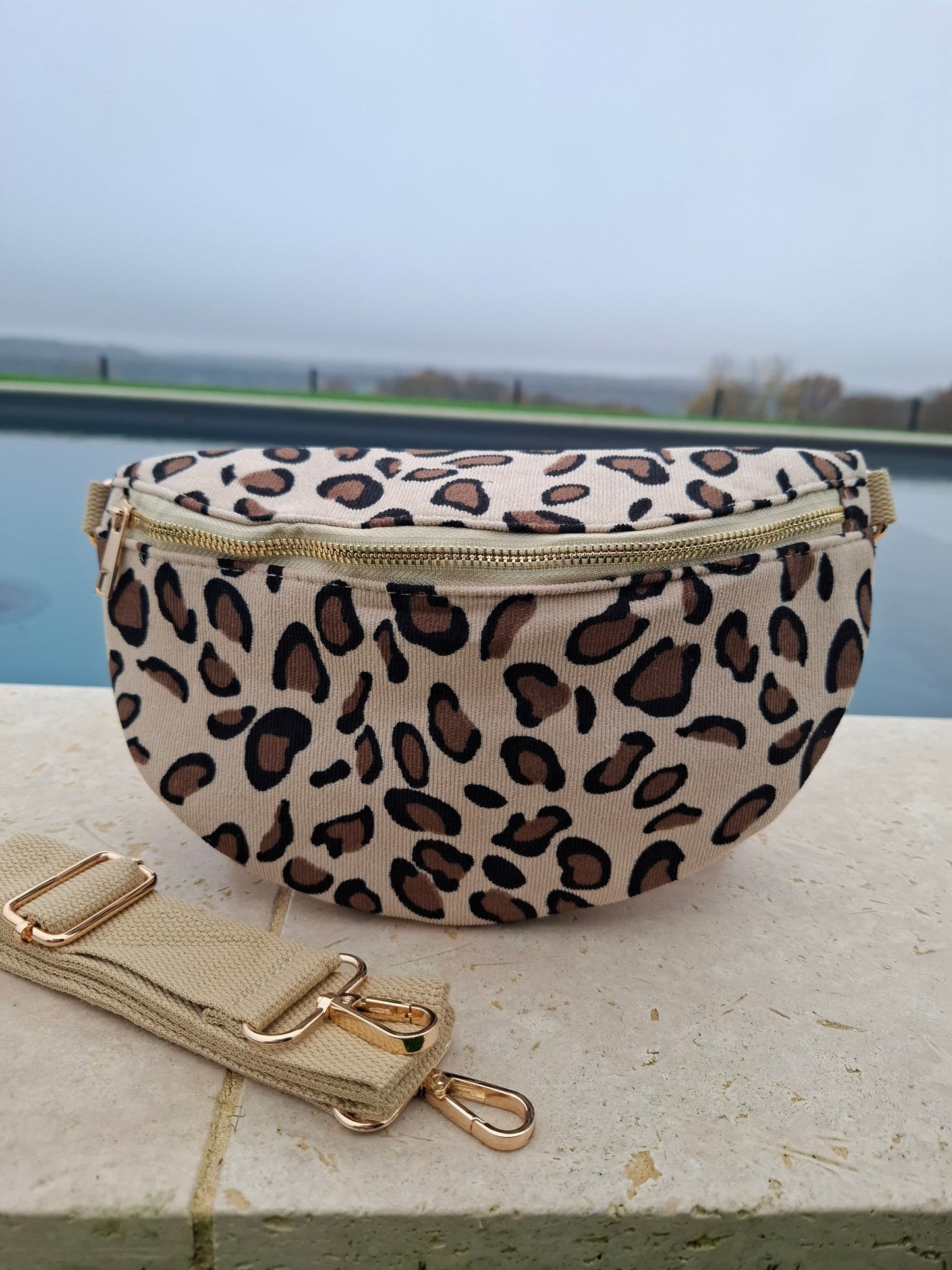 Sac banane en velours côtelé beige imprimé léopard marron et noir