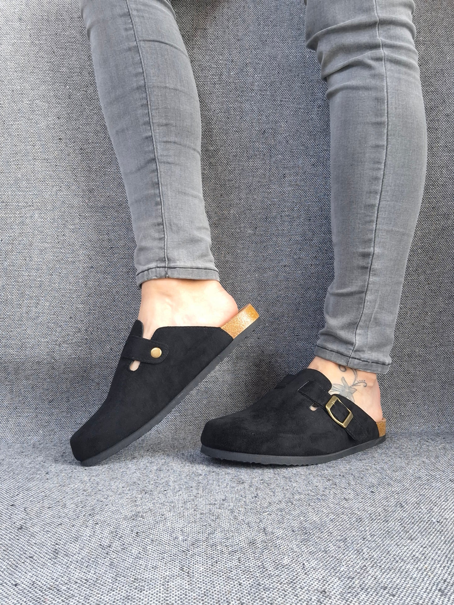 Chaussures sabots à semelle intérieur noirs avec boucle dorée