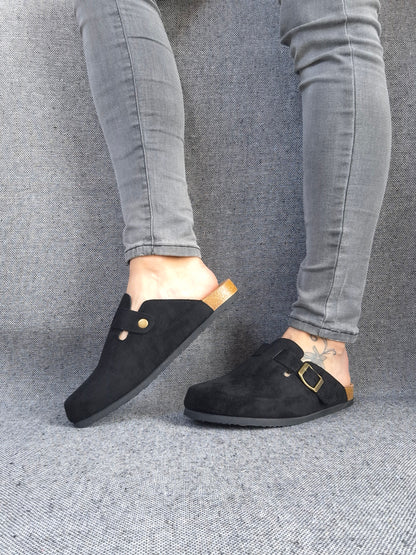 Chaussures sabots à semelle intérieur noirs avec boucle dorée