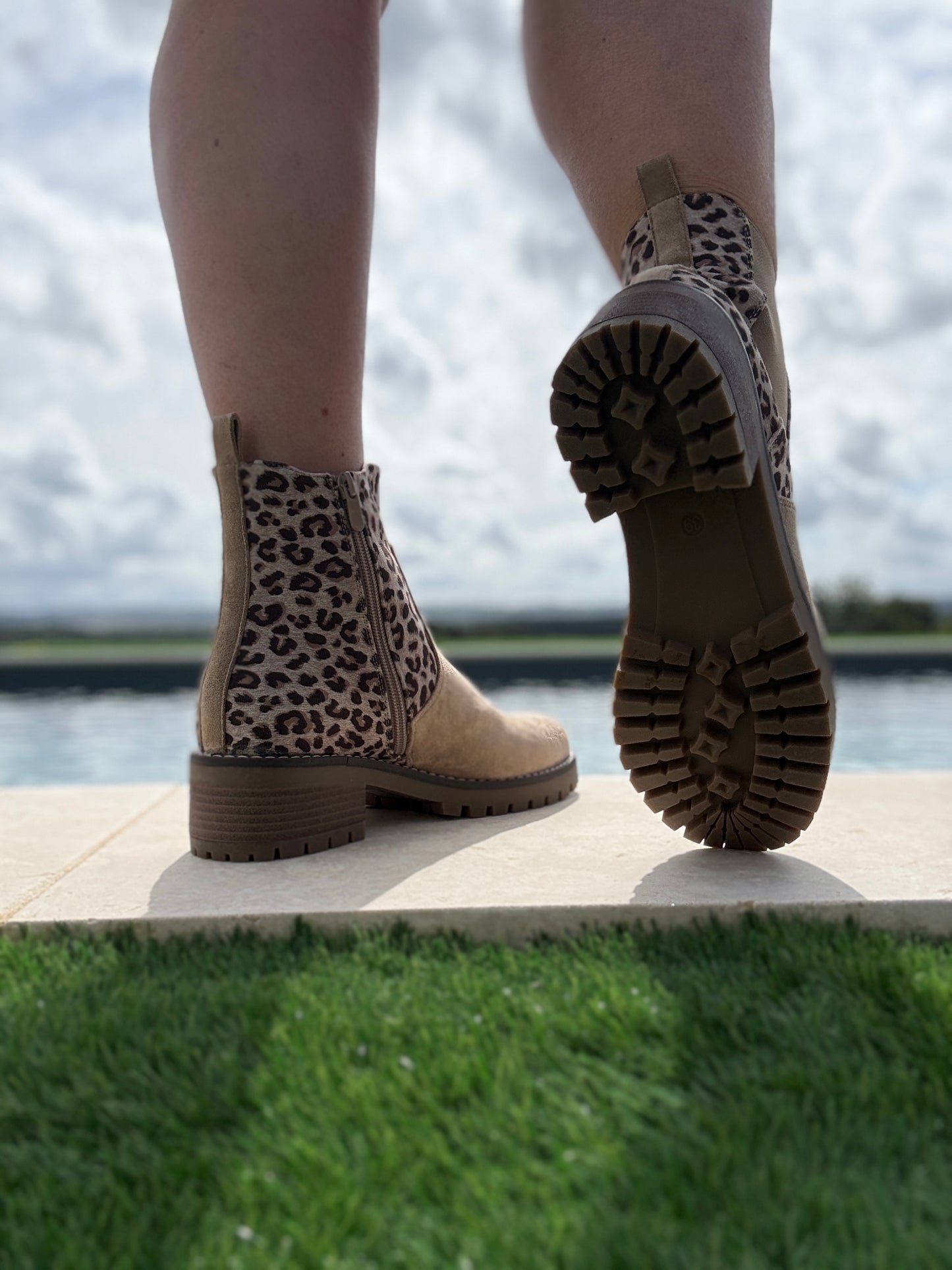 Chaussures bottines à talon toucher daim beige avec motif léopard marron taupe