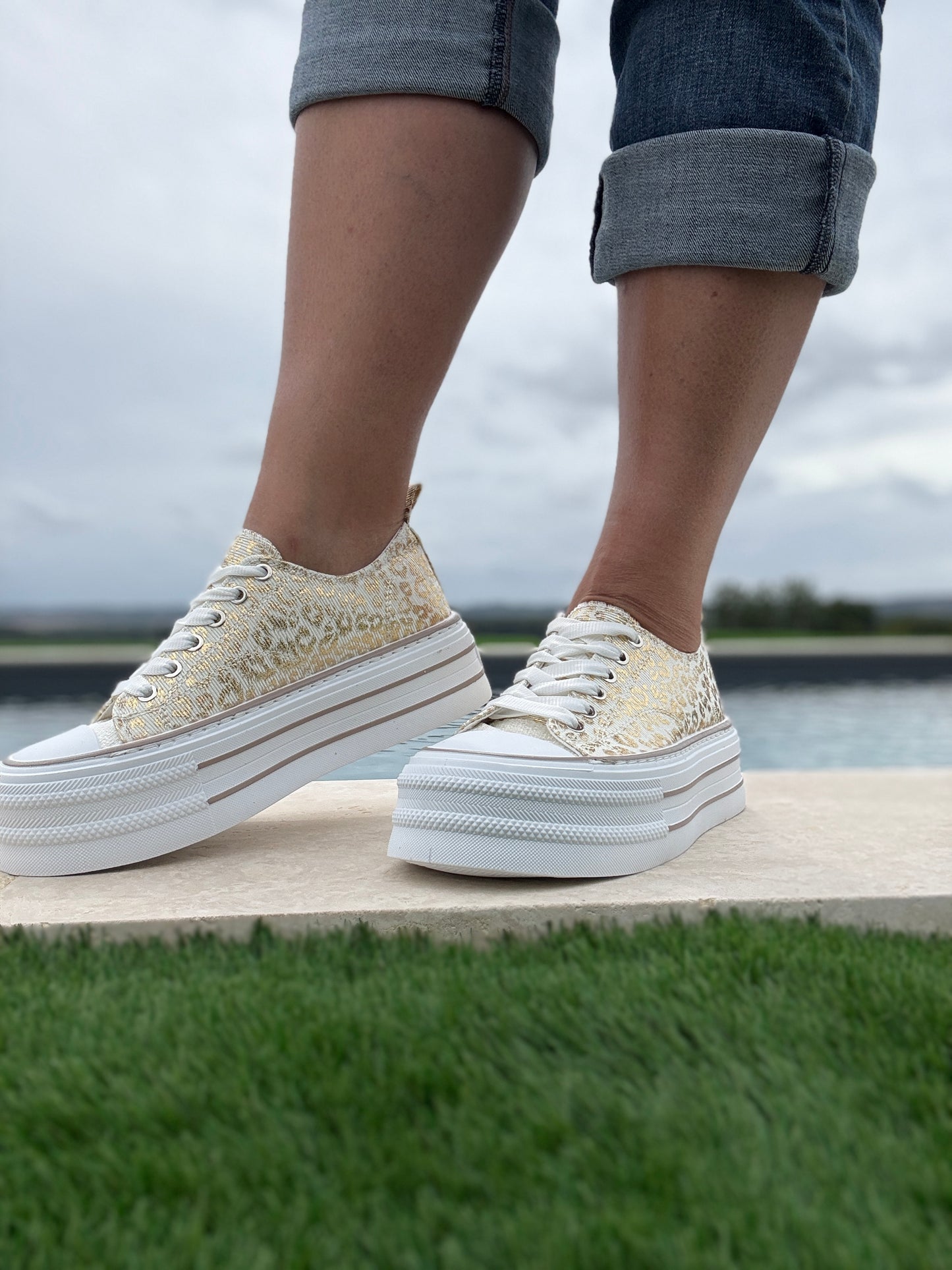 Chaussures baskets basses semelle compensée tissu motif léopard doré style converse