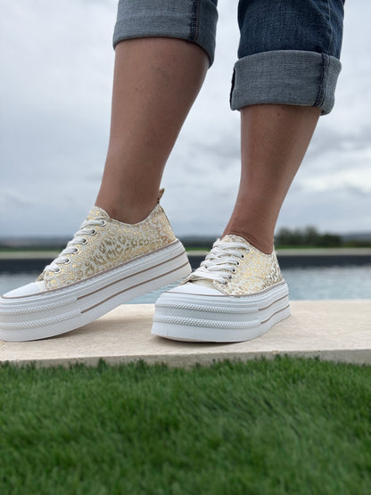Chaussures baskets basses semelle compensée tissu motif léopard doré style converse