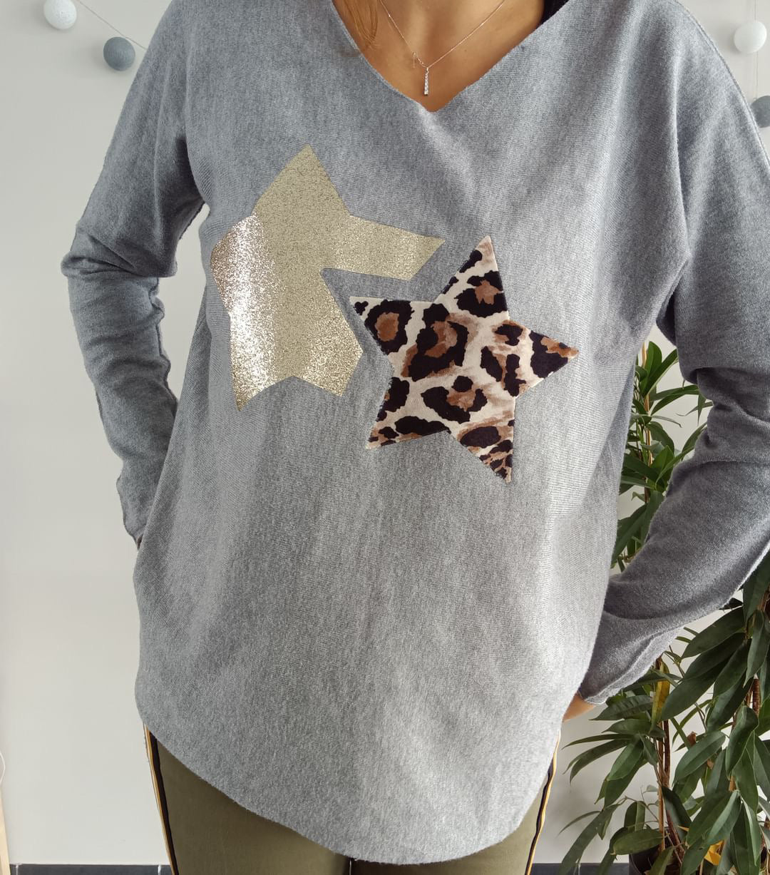 Pull maille gris clair à étoiles léopard et doré