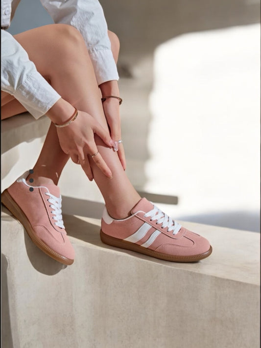 Chaussures baskets plates roses avec bandes blanches style sneakers