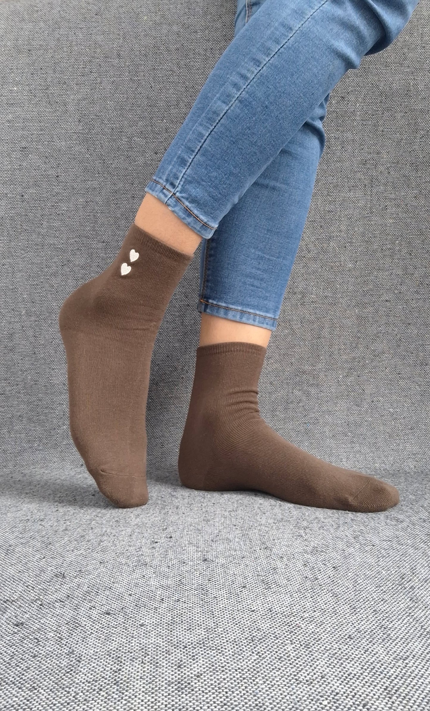 Paire de chaussettes marrons en coton à motif cœurs blancs