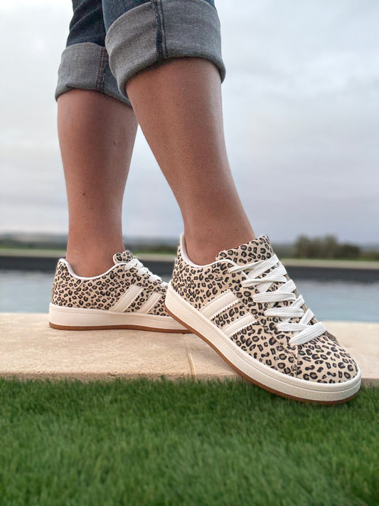 Chaussures baskets basses motif léopard basse en tissu beige style campus