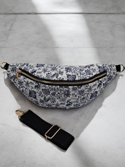 Sac banane blanc matelassé en coton motif floral noir