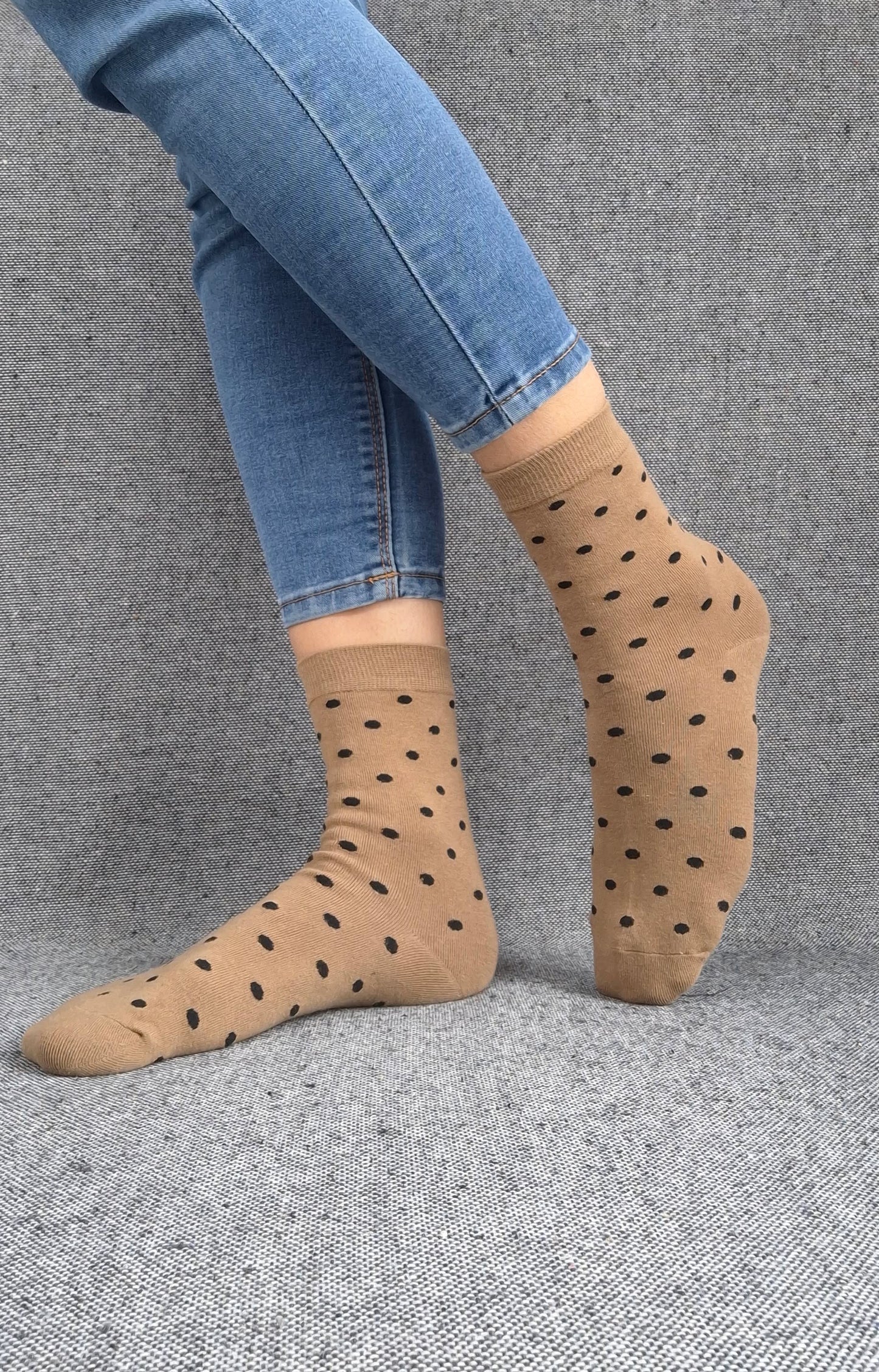 Paire de chaussettes marrons en coton à motifs pois noirs