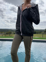 New Lolo – Abrigo corto impermeable reversible para mujer con capucha, interior de rayas marineras en color Negro y blanco