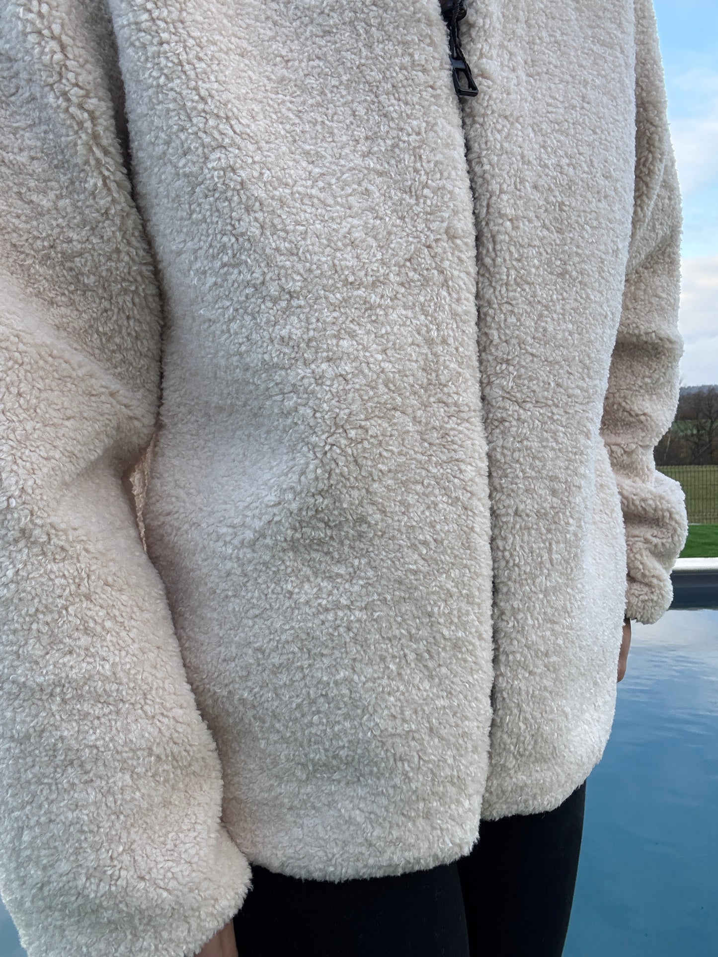 Laura Jo - Veste courte reversible noire avec doublure en sherpa beige