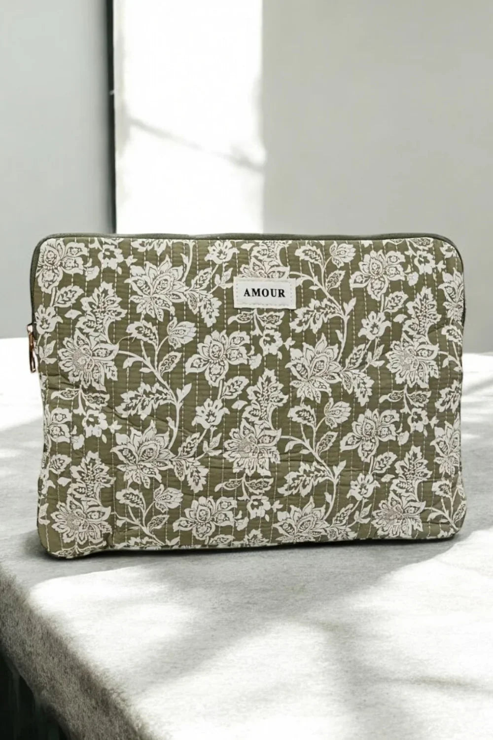 Pochette housse pour ordinateur en coton matelassé liberty floral toile de jouy couleur Kaki et blanc