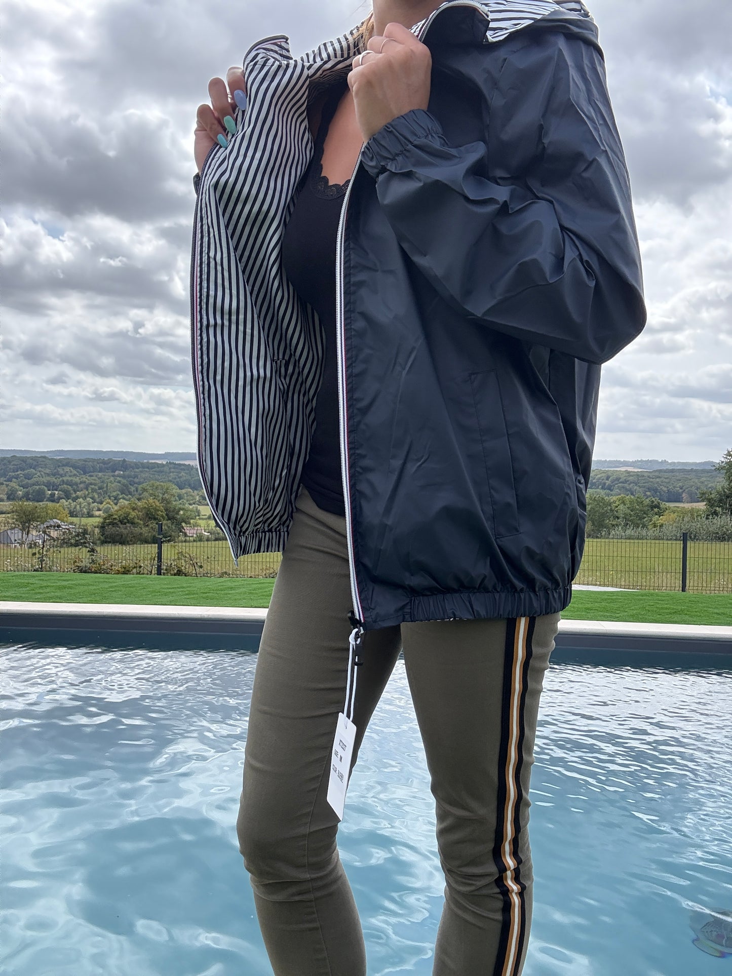 New Lolo - Manteau court mi fesses léger imperméable réversible bleu marine capuche intérieur marin rayé bleu marine blanc