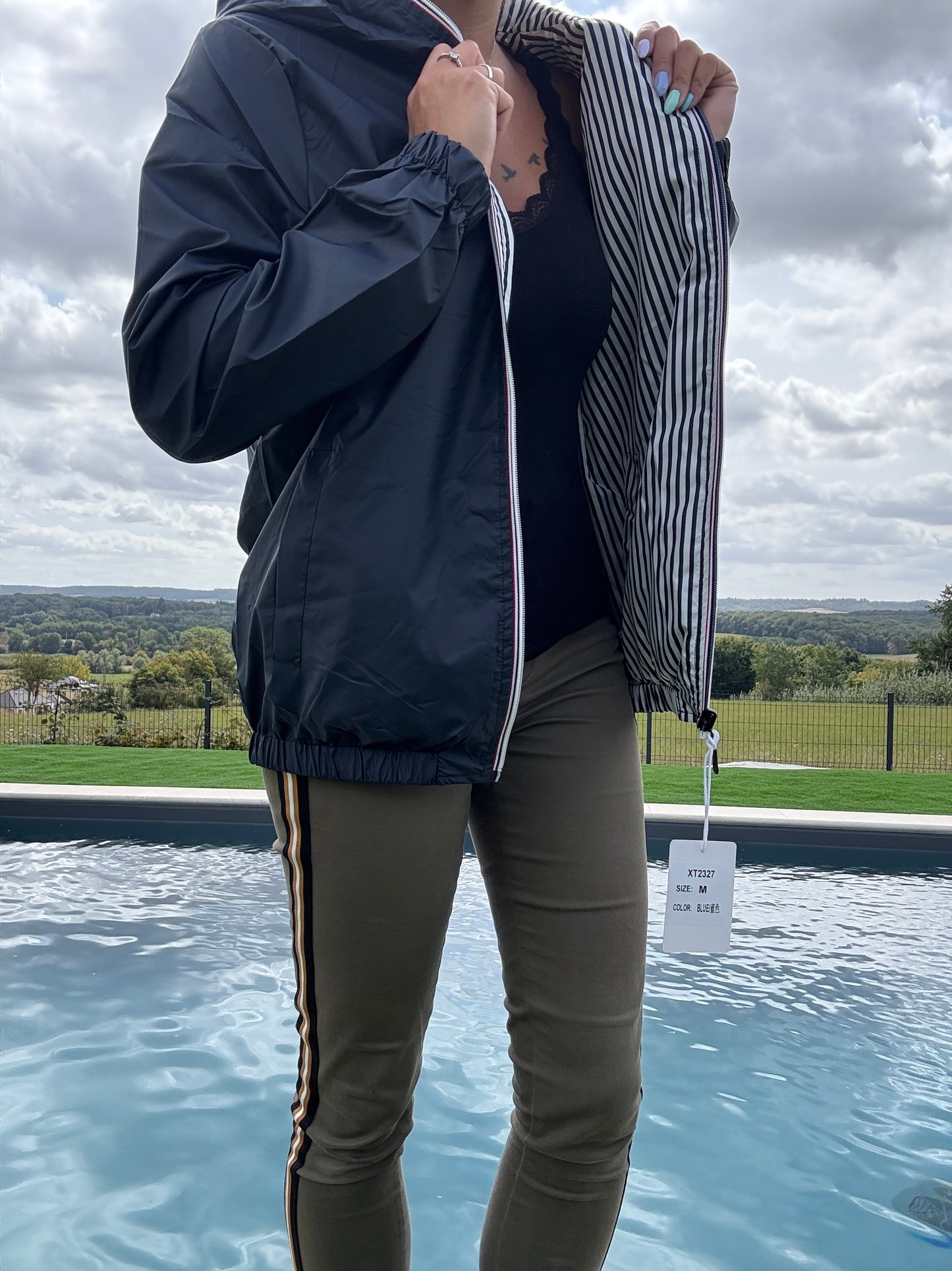 New Lolo - Manteau court mi fesses léger imperméable réversible bleu marine capuche intérieur marin rayé bleu marine blanc