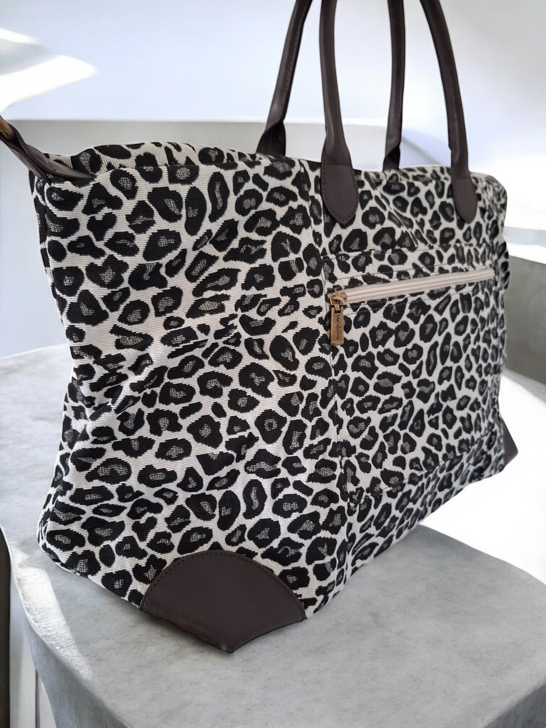 Grand sac porté épaule imprimé léopard blanc noir