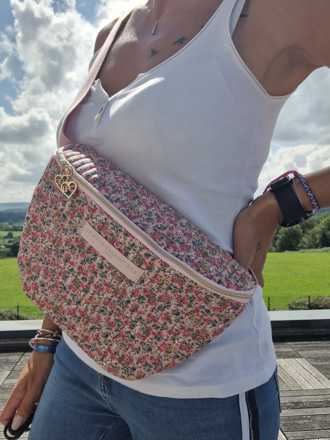 Sac banane en coton liberty fleuri rose « La Ptite cachottière »