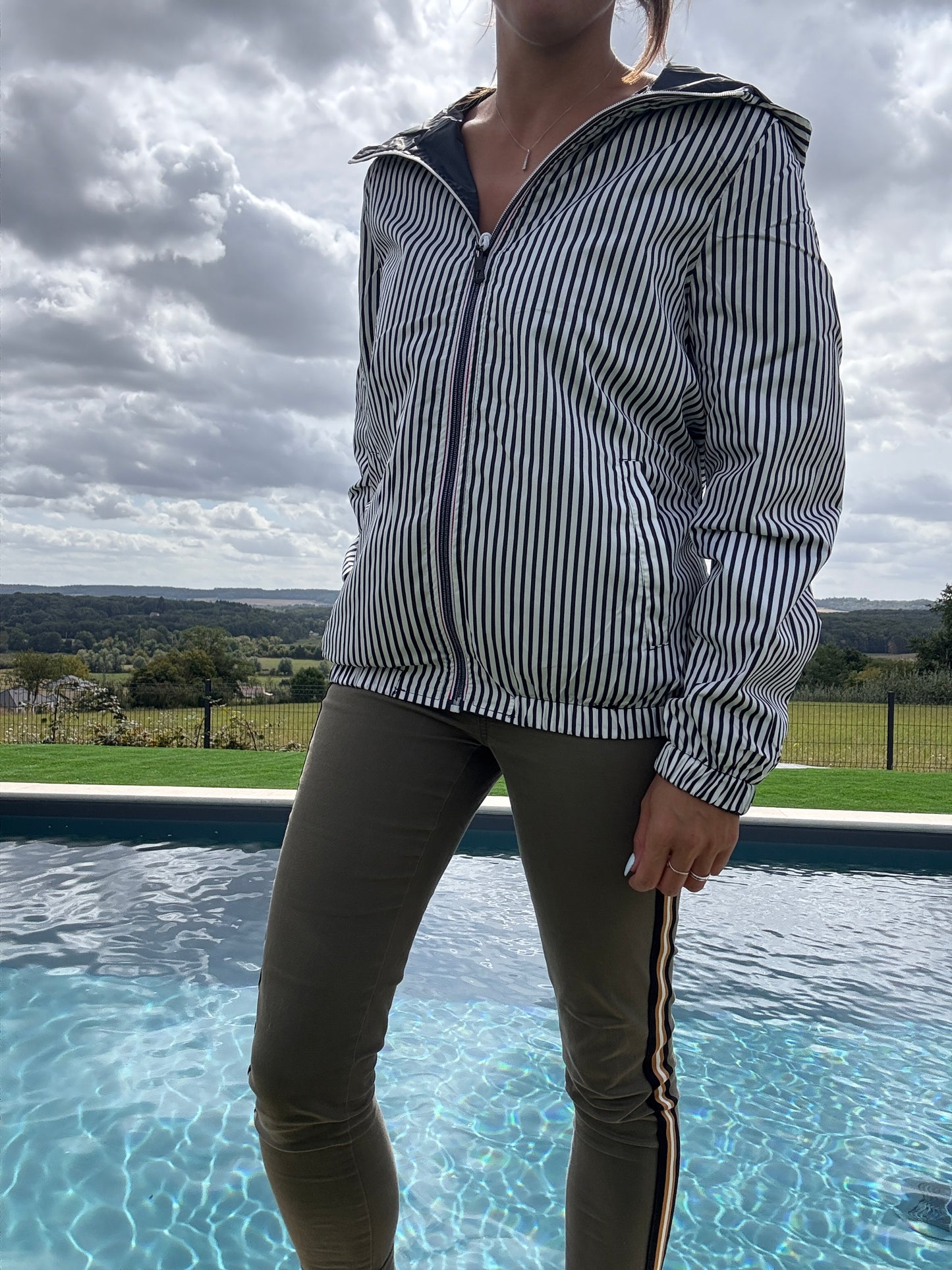 New Lolo - Manteau court mi fesses léger imperméable réversible bleu marine capuche intérieur marin rayé bleu marine blanc