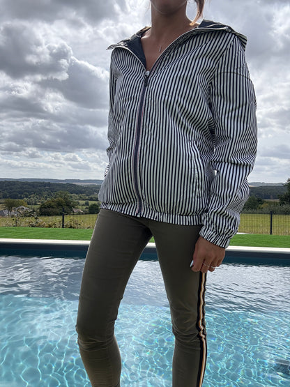 New Lolo - Manteau court mi fesses léger imperméable réversible bleu marine capuche intérieur marin rayé bleu marine blanc