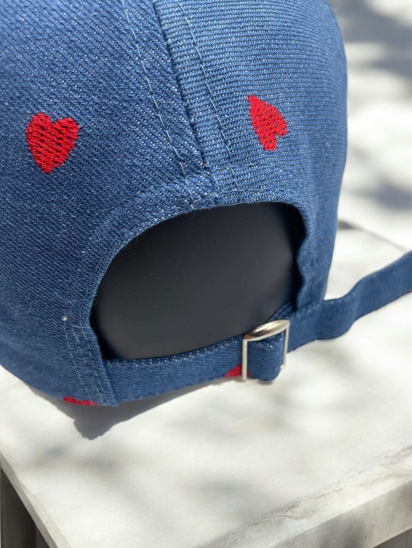 Casquette en coton bleu denim avec motifs cœur rouge