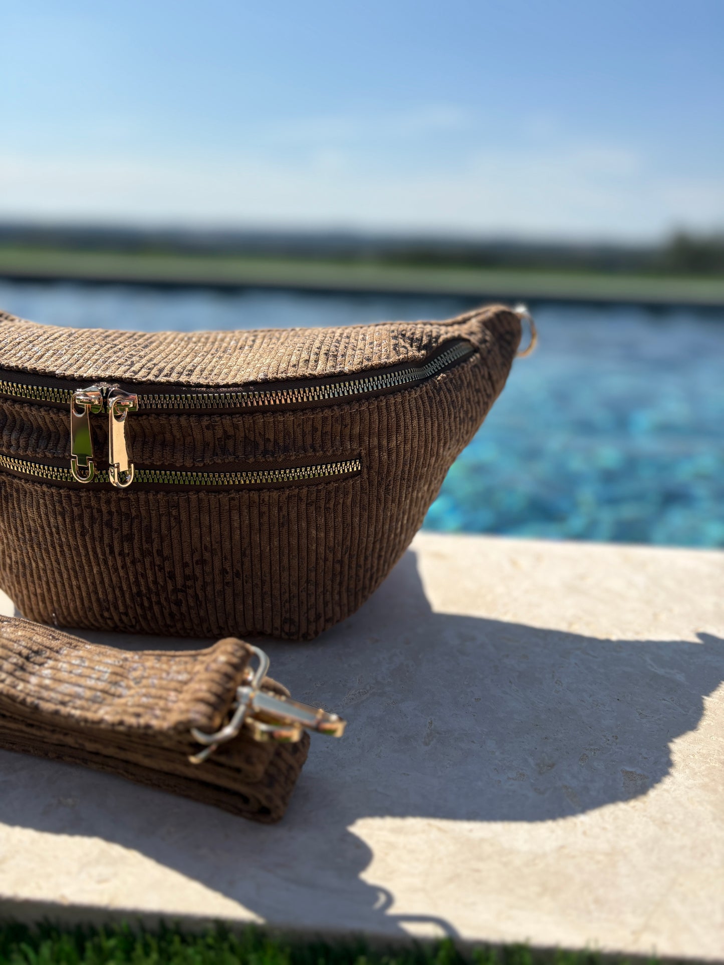 Sac banane XL en velours côtelé taupe imprimé léopard 2 poches