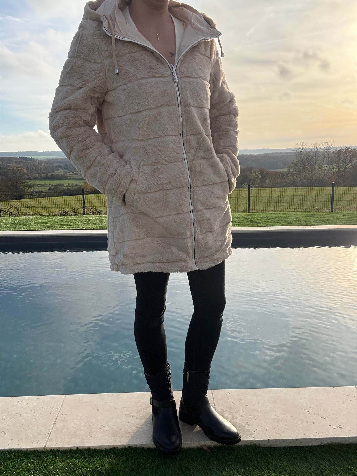 New Lolo - Manteau long beige réversible imperméable fourré fausse fourrure avec un cordon de resserrage à la taille