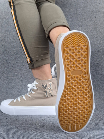 Chaussures baskets hautes tissu beige taupe blanc inscription "LOVE" style converse