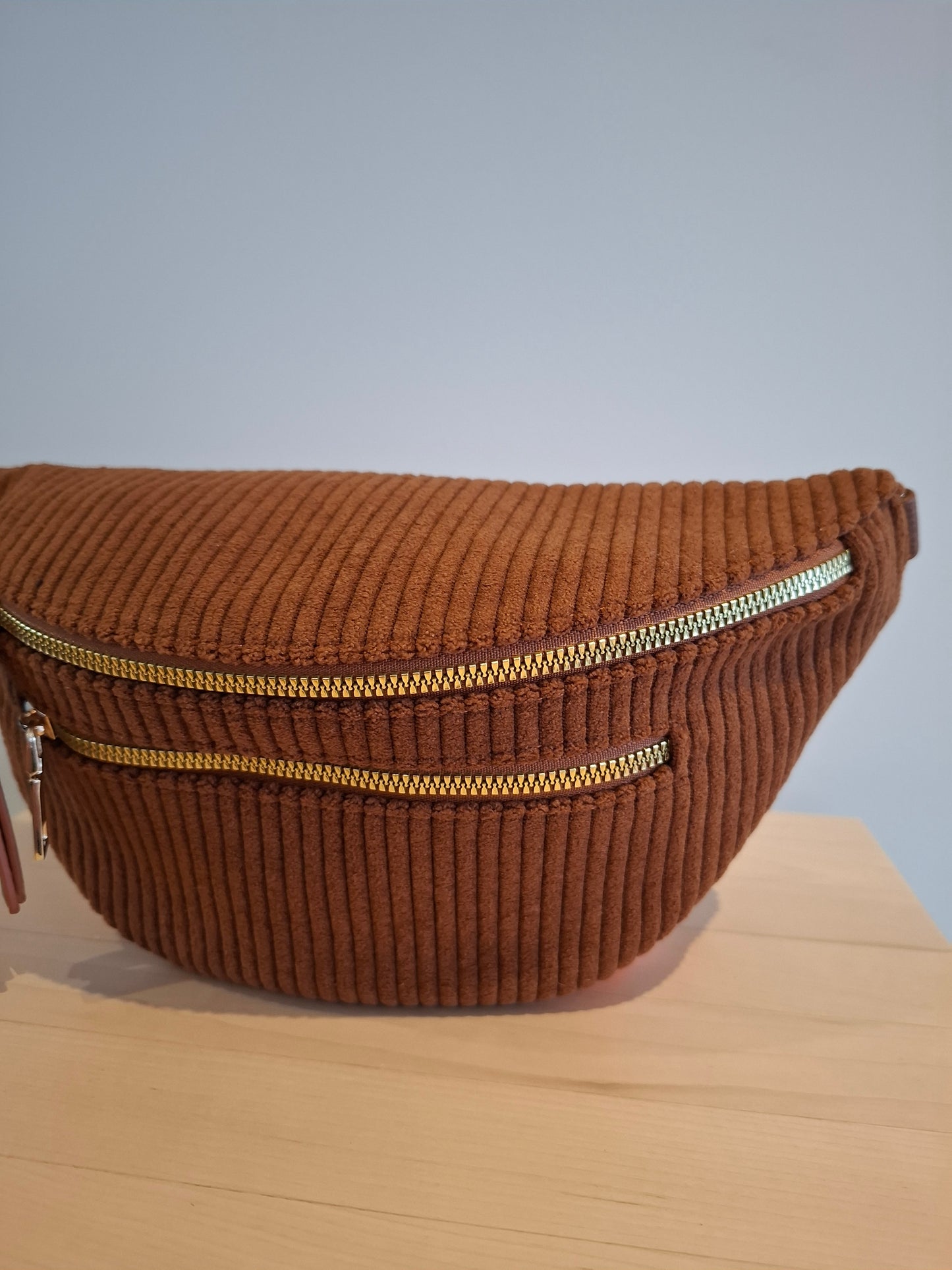 Sac banane velours côtelé 2 poches marron chocolat clair sangle fantaisie