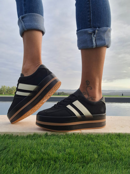 Chaussures baskets basses compensées noir avec bandes blanches style sneakers campus