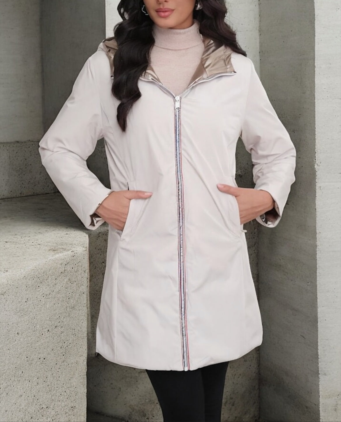 Melya Melody - Imperméable réversible long avec garnissage ouate couleur blanc crème/doré - Curvy