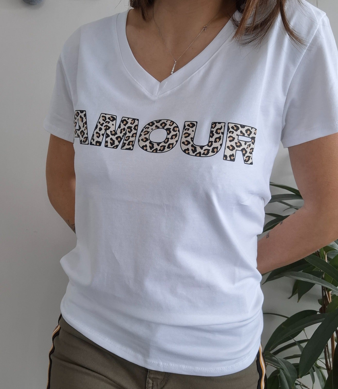 T-shirt blanc en coton avec imprimé léopard "AMOUR"