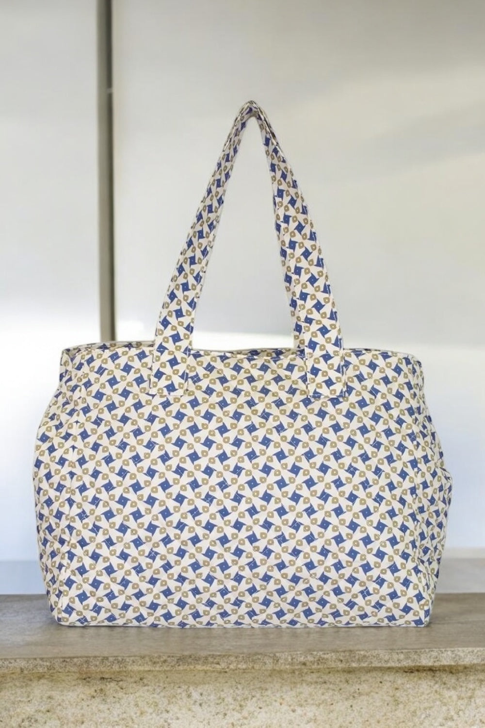 Sac week-end de voyage polochon coton design imprimé avec un motif géométrique bleu et beige