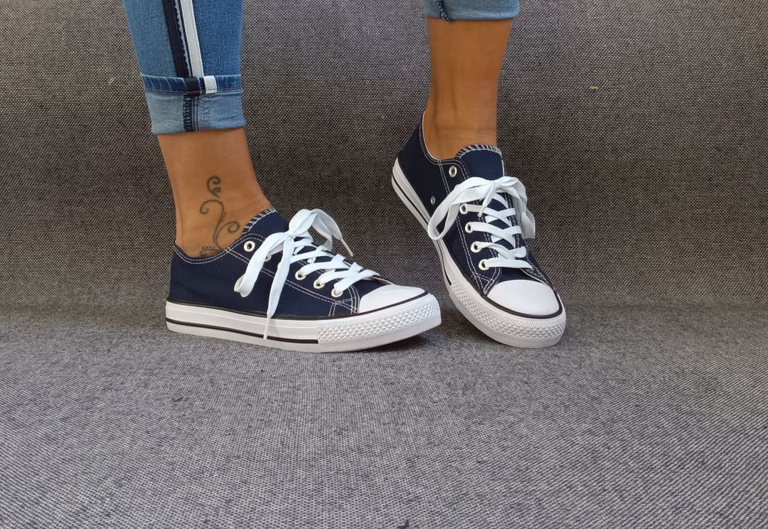 Baskets basses bleu marine et blanc type converse