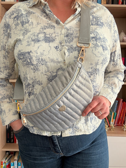 Sac banane bleu clair irisé en tissu texturé relief – style chic et finitions dorées pour femme