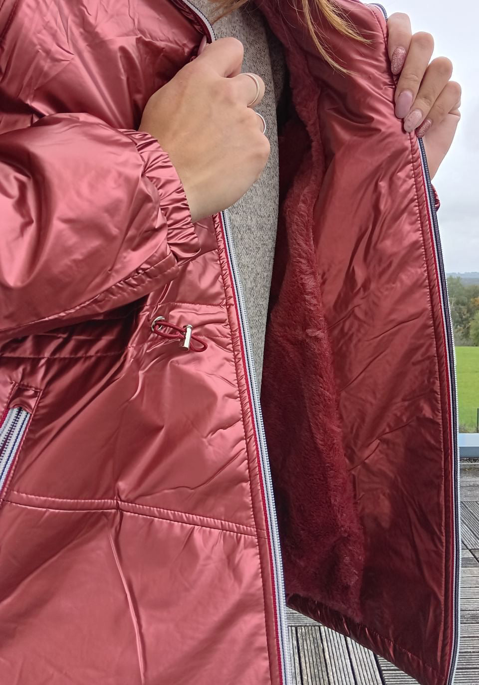 Attrait Paris - Manteau mi-long imperméable fourré resserrable à la taille rouge bordeaux