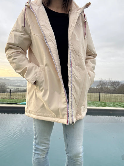 Manteau imperméable mi long fourré en fausse fourrure beige - Curvy