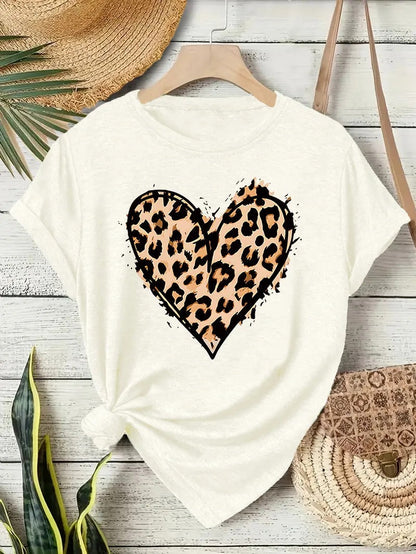 T-shirt blanc femme avec cœur imprimé léopard, col rond et manches courtes, motif cœur tartiné sur fond blanc.