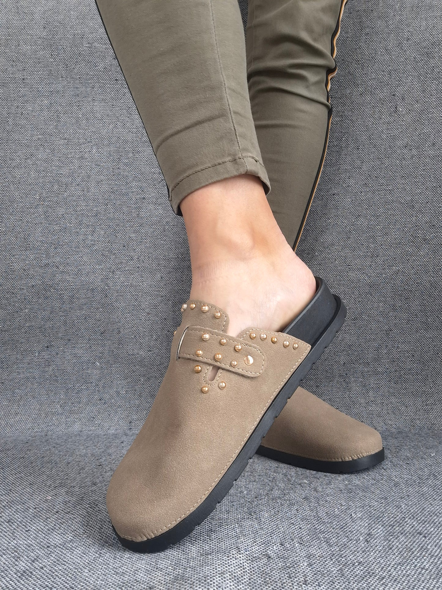 Chaussures sandales fermées type birk taupe à semelle intérieur noire
