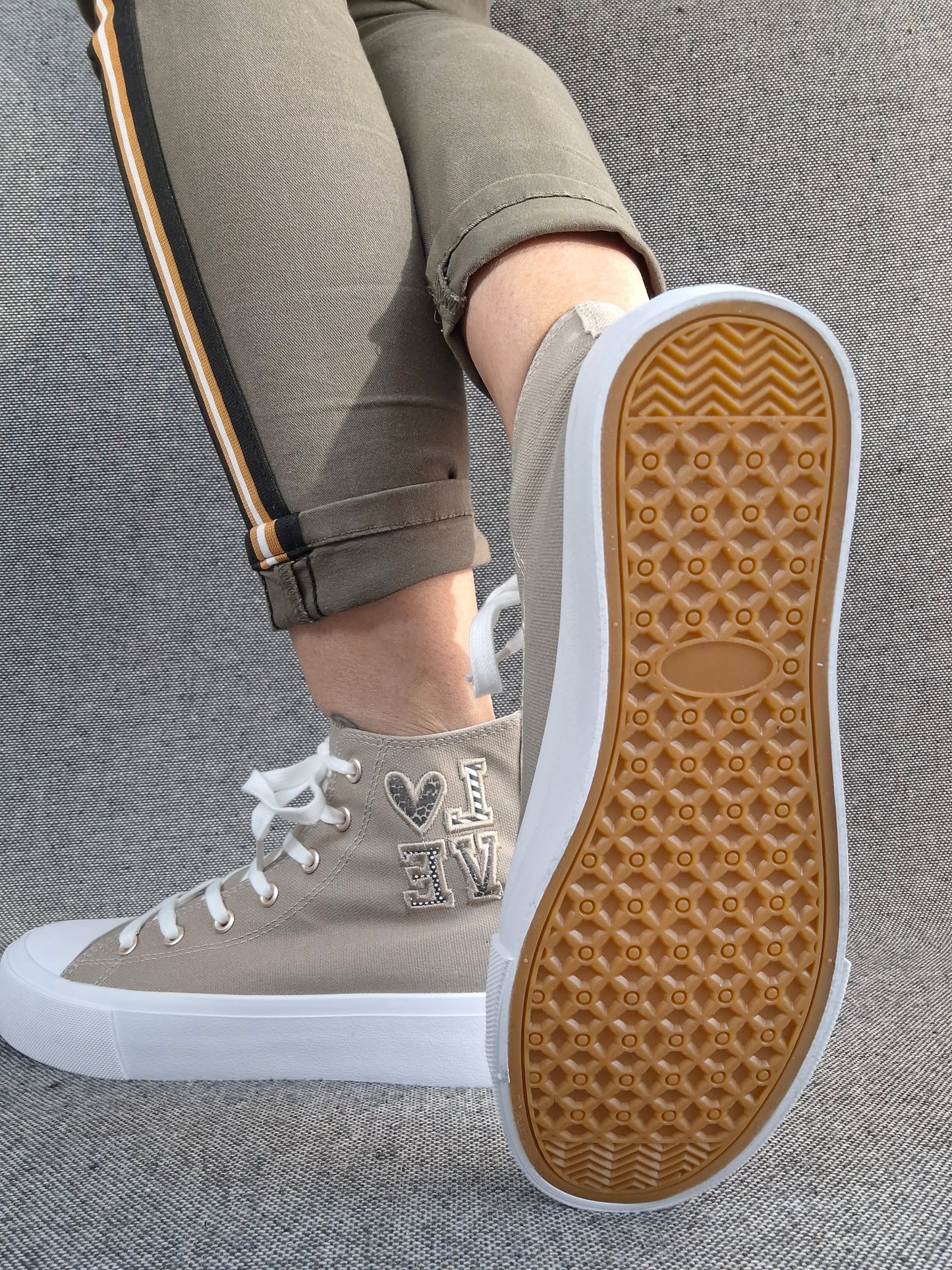 Chaussures baskets hautes tissu beige taupe blanc inscription "LOVE" style converse