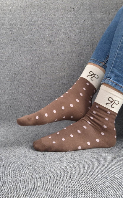 Paire de chaussettes marrons en coton à pois rose avec bordure blanche et motif nœud noir