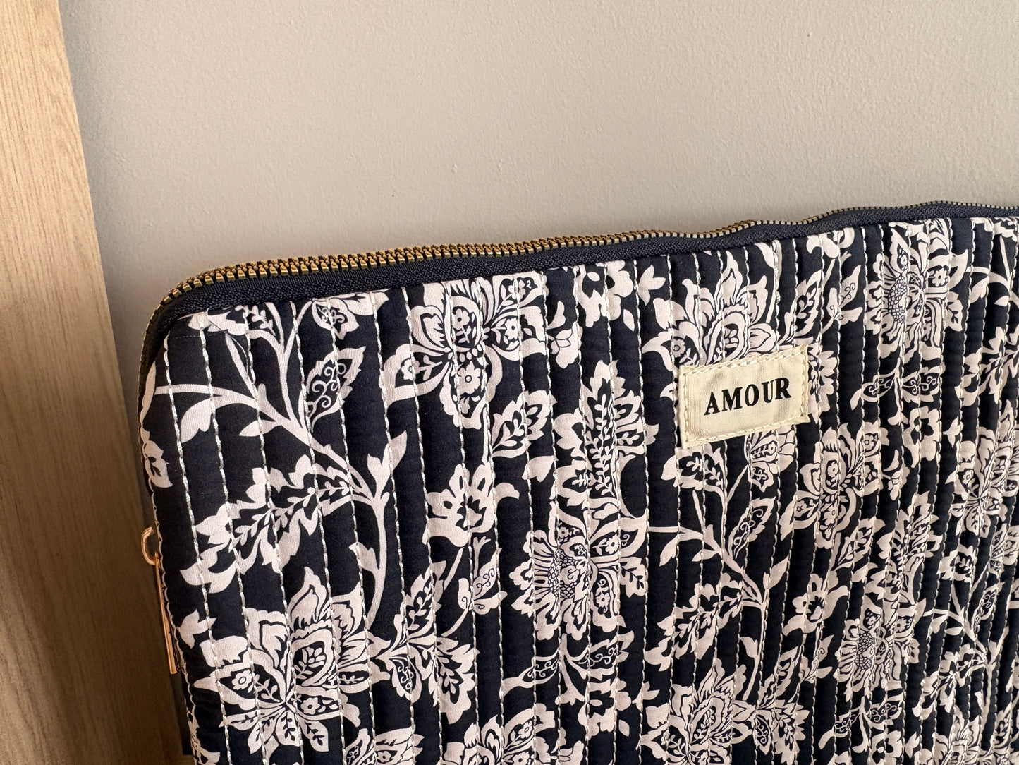 Pochette housse pour ordinateur en coton matelassé liberty floral toile de jouy couleur Bleu marine et blanc
