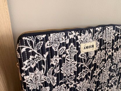 Pochette housse pour ordinateur en coton matelassé liberty floral toile de jouy couleur Bleu marine et blanc