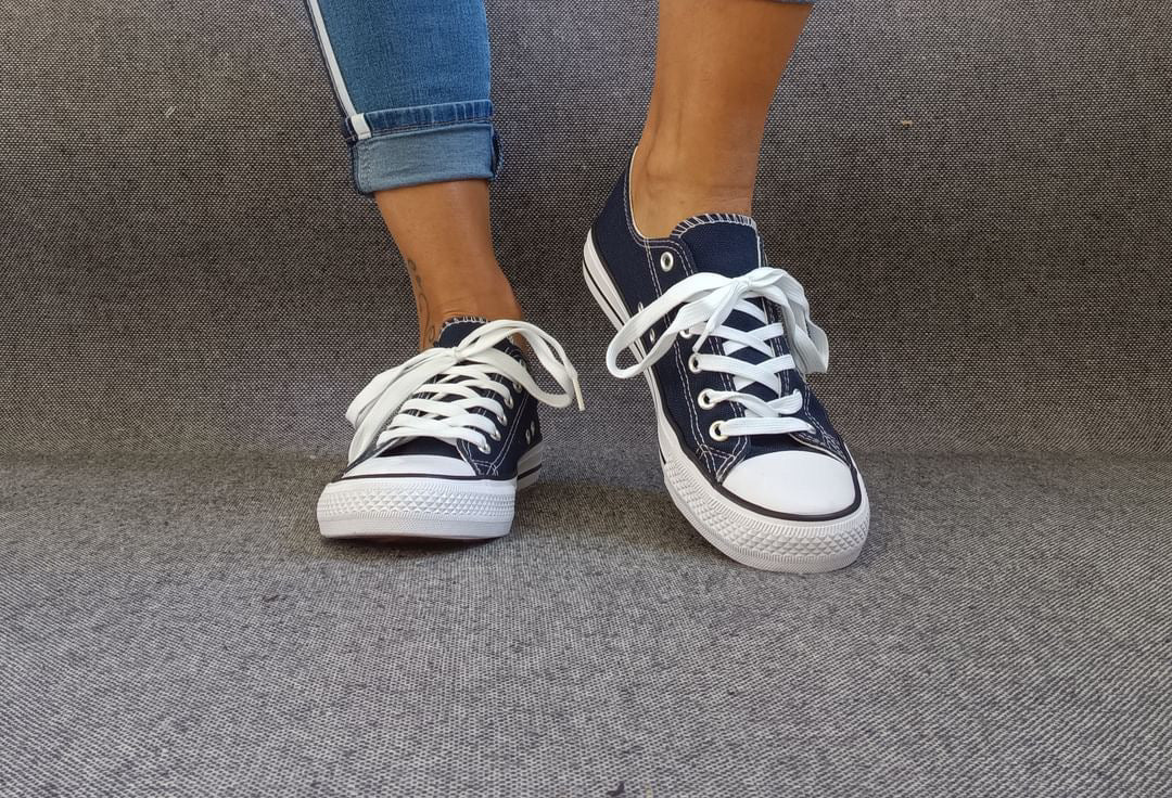 Baskets basses bleu marine et blanc type converse