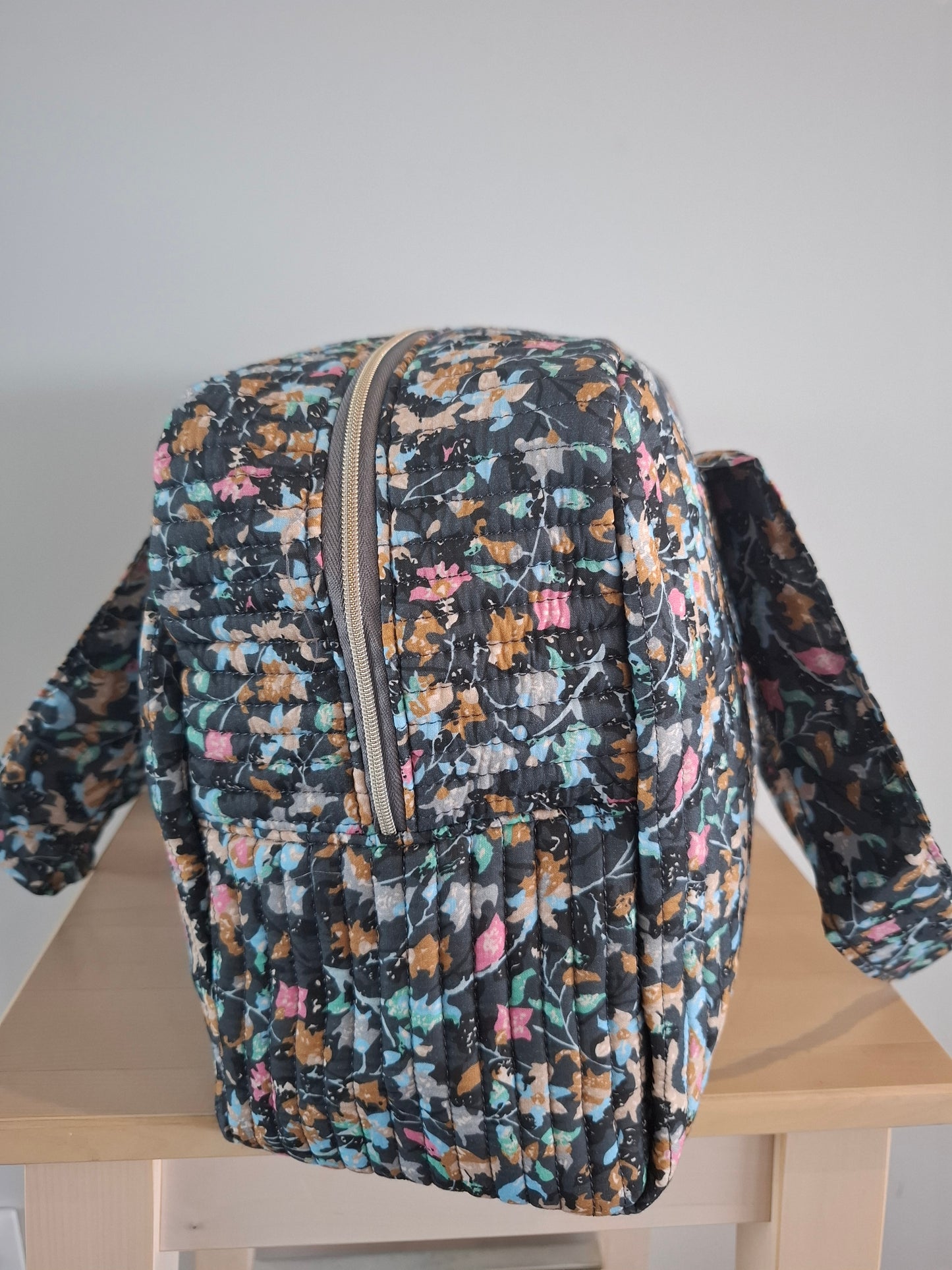 Sac week-end polochon en coton matelassé gris liberty fleuris nuances de rose bleu et orange